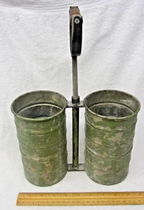 PORTADOR DE DOBLE CUARTO DE GALÓN Graduado GASOLINERA GRANJA Metal ESTANTE PARA LATAS DE ACEITE - Imagen 1 de 6