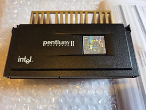 SL2U7 Intel Pentium II 450 MHz Part # 80523PY4 100MHz Slot 1 CPU with Heat Sink - Picture 1 of 7