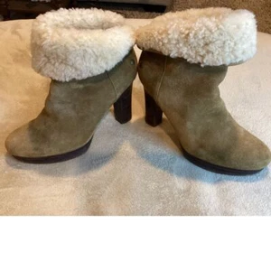 UGG Dandylion Bootie, Size 8, 4-inch heels, reversible shearling trim - Picture 1 of 12