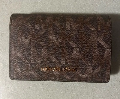 Cartera delgada MICHAEL KORS JET SET MD 38R4GJ6F2B BRN/EQUIPAJE LOGOTIPO DORADO PRECIO DE VENTA SUGERIDO POR EL FABRICANTE $98 NUEVA CON ETIQUETAS Foto 1 de 4