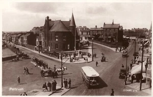 Railway Station And Town Hall Portrush RP Postcard. Old Cars, Buses, People - Afbeelding 1 van 2