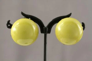 Vintage Costume Jewelry Olive Green Bakelite Screwback Plastic Clip Earrings 1" - Picture 1 of 2