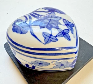 Hand painted Blue and White Porcelain Heart Shape Trinket Box Chinoiserie Floral - Picture 1 of 9