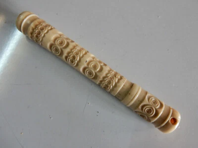 porte aiguilles ancien sculpté en os - Photo 1/3