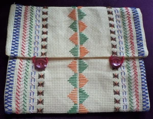 Stofftasche, gelb, selbst bestickt, mit zwei Knöpfen - Bild 1 von 6