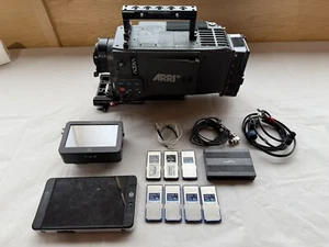 Arri ALEXA Plus Kit : 2 Monitors + 7 Memory Cards + Highspeed License - Picture 1 of 5