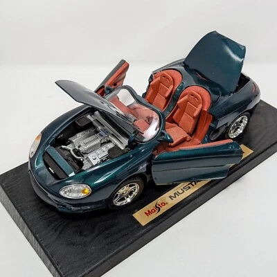 Ford Mustang Mach III 1999 1/18 Sp. Ed. Dk. Maisto convertible verde con soporte... Foto 1 de 4