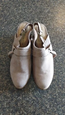 Bella Vita womens shoes Size 9.5 Beige Suede Mid Heel - Image 1 of 4