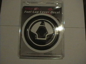 DECALCOMANIA COPRI TAPPO CARBURANTE BIKE IT CARBON LOOK KAWASAKI 2006 > 3 PEZZI STICK-ON NUOVO - Foto 1 di 2