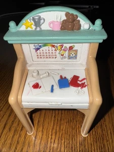 Fisher Price Loving Family 1999 muebles para casa de muñecas mesa de escritorio de arte infantil - Imagen 1 de 3