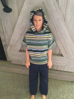 Mattel 1994 Shaving Fun Ken #12956 Ken Barbie muñeca sudadera con capucha camisa y pantalones negros Foto 1 de 4