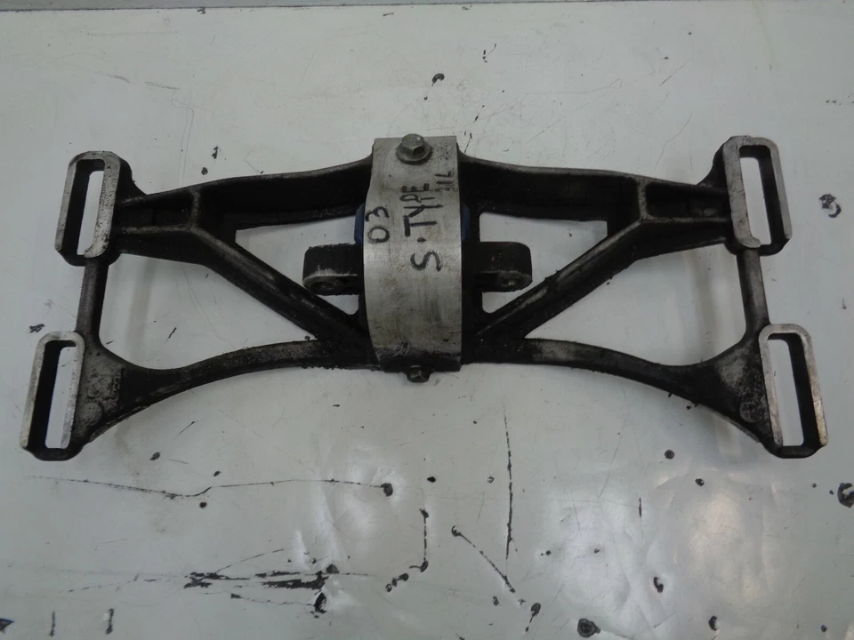 Bucha transversal 2003-2008 Jaguar S-Type montagem de transmissão fabricante de equipamento original AK2111110 - Imagem 1 de 4