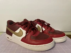 Nike Air Force 1 DQ4709 600 Size 7Y Women's 8.5 Christmas Colorway - Picture 1 of 6