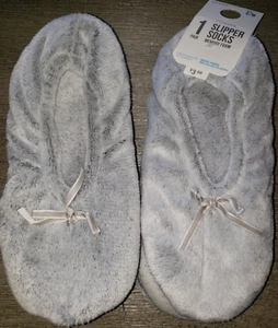 2 pair women NEW NWT GRAY SLIPPERS SOCK GRIPPER BOTTOMS SMALL/MEDIUM bows - Picture 1 of 2