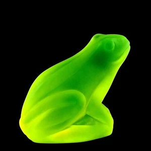 Glamorous Figurine ' Frog ' Bohemian Vaseline Uranium Glass - Picture 1 of 2
