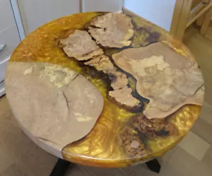 Designechtholz-Tisch mit effektvollen Vergussbereich mit farbigem Epoxidharz - Bild 1 von 3