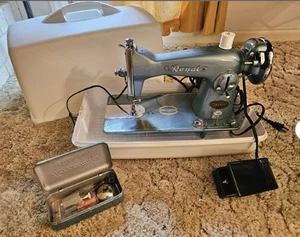 Vintage Royal Deluxe Nähmaschine - Mid Century Charm, robuste Metallkonstruktion - Bild 1 von 3