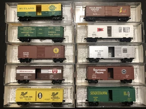 (10) N Scale Micro-Trains 40' Box Car Lot - Southern Pacific, Pennsylvania, NYC - Foto 1 di 23