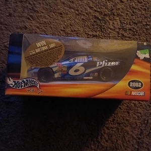 2002 Hot Wheels NASCAR Pfizer #6 Mark Martin 1:24 Ford Taurus Diecast NIB - Picture 1 of 4
