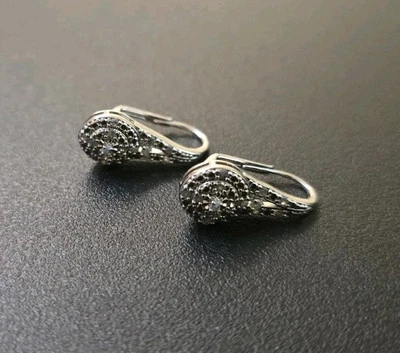 Pendientes colgantes de diamantes redondos naturales con placa de rodio Foto 1 de 4