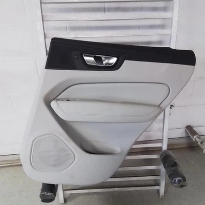 Volvo XC60 2021 pasajero lado derecho puerta trasera panel blanco plata acento    Foto 1 de 4