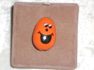 PIN CALABAZA SONRIENTE MADERA - Imagen 1 de 3