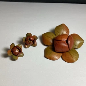 DE COLECCIÓN BROCHE FLOR CUERO MECANIZADO A MANO Y PENDIENTES POST A JUEGO CANADÁ - Imagen 1 de 6