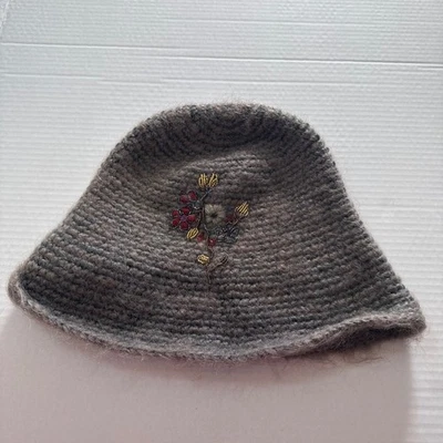 De Colección Lana Liz Claiborne Para Mujer Tejido Gorro Sombrero Gris Floral Adorno con Cuentas Foto 1 de 4