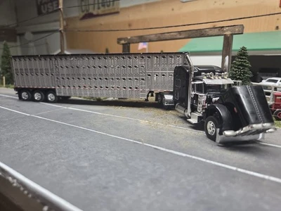 DCP FIRST GEAR 1/64 BLACK PETERBILT 389 W/T 70'' SLEEPER WITH TRI-AXLE LIVESTOCK - Image 1 of 4