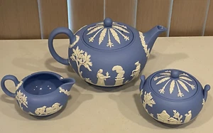 Wedgwood Sahne auf Lavendel hellblau Jasperware Teekanne/Zuckerdose/Sahnekännchen - Bild 1 von 8