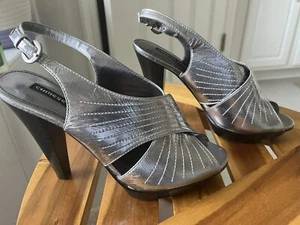 Damenschuhe Leder silberfarben mit schwarzem Plateau chinesische Wäsche Größe 9 M hervorragender Zustand - Bild 1 von 6