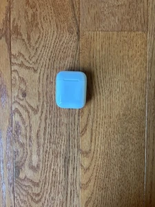 USED Apple AirPods 2nd Generation with Charging Case and Pink Case Cover - Photo 1 sur 9
