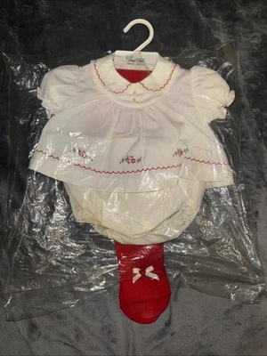 Nuevo vestido de bebé vintage Tiny Tots original con pantalones y medias forradas de plástico 0-3M Foto 1 de 4
