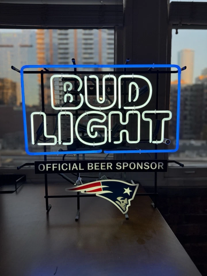 Patriots Bud 霓虹灯 全新,未开封。 — 第 1/1 张图片
