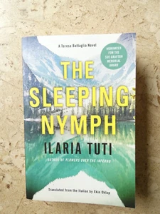 The Sleeping Nymph | Ilaria Tuti | 2020 | english | Ninfa dormiente - Bild 1 von 1