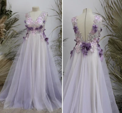 Vestidos de novia morados con cuello en V bohemios con flores oscuras sin mangas Foto 1 de 4