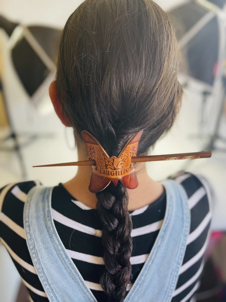 Soporte de cola de caballo para cabello hecho a mano cuero genuino mariposa LAUGHLIN LV Foto 1 de 4