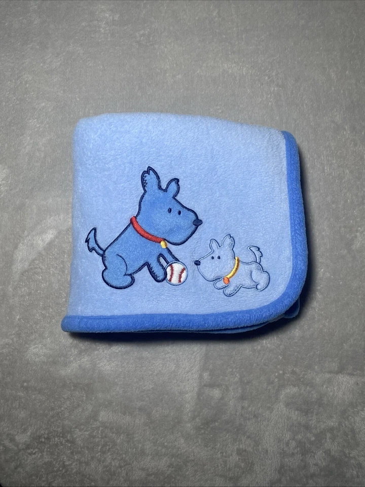 Manta para bebé Carter's Child of Mine dos perros jugando pelota suave azul felpa polar Foto 1 de 4