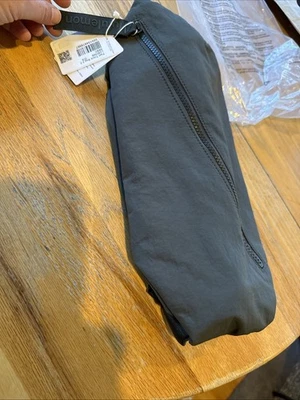 Bolso Lululemon Fast Track 2.0 9L nuevo con etiquetas - negro nuevo con etiquetas $78 Foto 1 de 4
