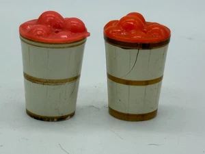 Mid Century, weißes Kunststofffass mit orangen Früchten innen, Salz-/Pfefferstreuer - Bild 1 von 5