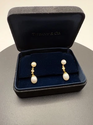 Pendientes colgantes de perlas y diamantes de oro 750 de Tiffany & Co Foto 1 de 4