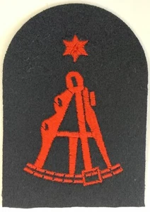 Vermessungsschreiber (Sextant) + Sternenhandel - rot auf marine gesticktes Stoffabzeichen (K) - Bild 1 von 2