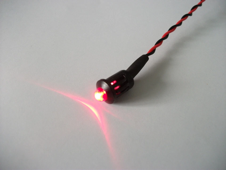 2 x RED LED 5mm. 6V. - Image 1 of 1