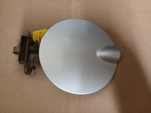 2004 - 2011 MITSUBISHI ENDEAVOR GAS FUEL DOOR & HINGE SILVER A68 MR981674 - Picture 1 of 3