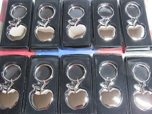 AL POR MAYOR LOTE DE 50 Llavero Cromado - Diseño APPLE - Bucle de Llave Grande y Caja de Regalo - Imagen 1 de 2