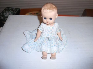 BAMBOLA BAMBINO IDEALE 9" ANNI 50 OCCHI LAMPEGGIANTI/ADDORMENTATI PLASTICA DURA CAPELLI MODELLATI SNODATI - Foto 1 di 6