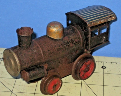 1905 Ives #0 clockwork steam engine. lots of patina. no cowcatcher. Well used ! - Image 1 of 4