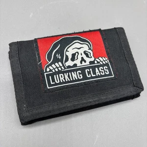 Cartera Lurking Class Negra Triple Parca Logo Parche Gancho y Lazo Nylon - Imagen 1 de 7