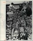 1976 Press Photo Thanksgiving food basket packed by Lutheran Urban Community