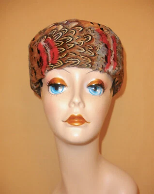 Colorido sombrero de pluma de faisán para damas para ocasiones especiales de Wesco Foto 1 de 4